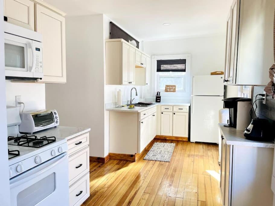 Delightful 2Br Apartment With Balcony - 15 Min From Mohegan Sun- Foxwoods Casinos & Mystic Нью-Лондон Экстерьер фото